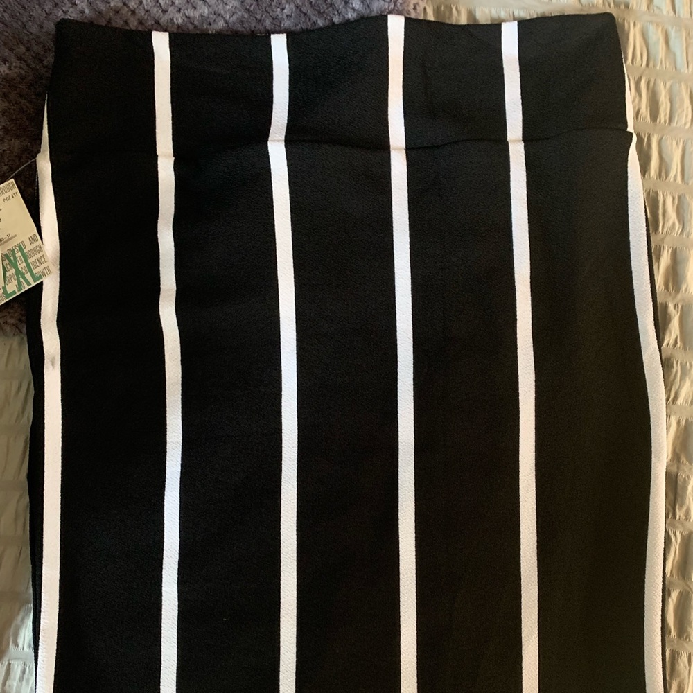 Lularoe size 2xl Cassie skirt NWT black & white stripe